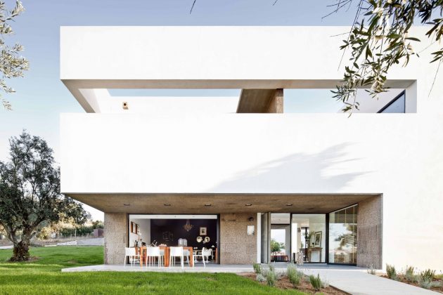 Villa Extramuros by Vora Arquitectura in Arraiolos, Portugal