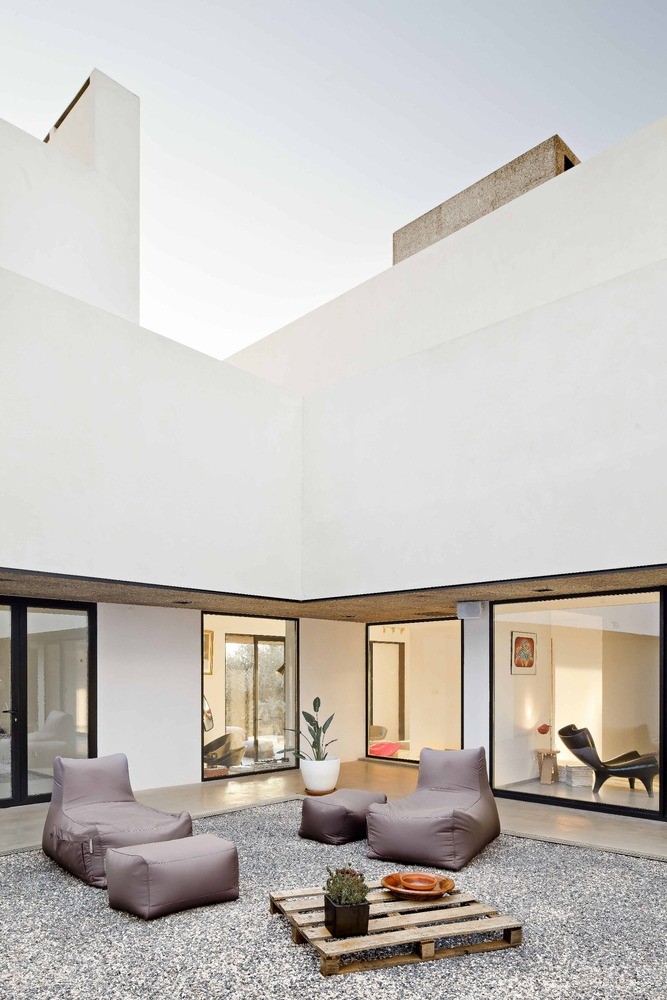 Villa Extramuros by Vora Arquitectura in Arraiolos, Portugal Villa Extramuros by Vora Arquitectura in Arraiolos, Portugal