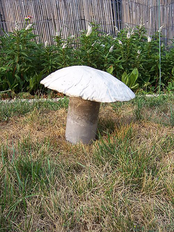 12 Super Cool DIY Mushroom Decorations For The Yard