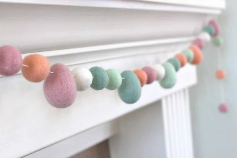 18 Colorful Easter Garland Designs You Can Use In Every Corner Of The Home