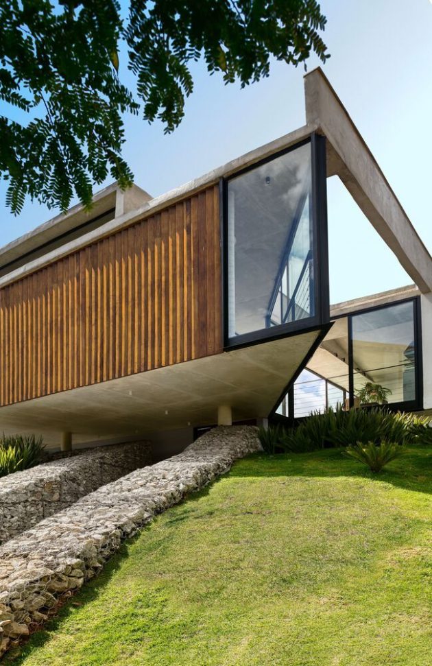7 Patios House by TETRO Arquitetura in Alphaville, Brazil