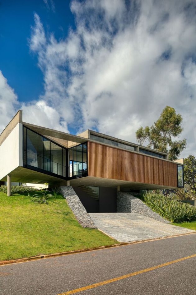 7 Patios House by TETRO Arquitetura in Alphaville, Brazil