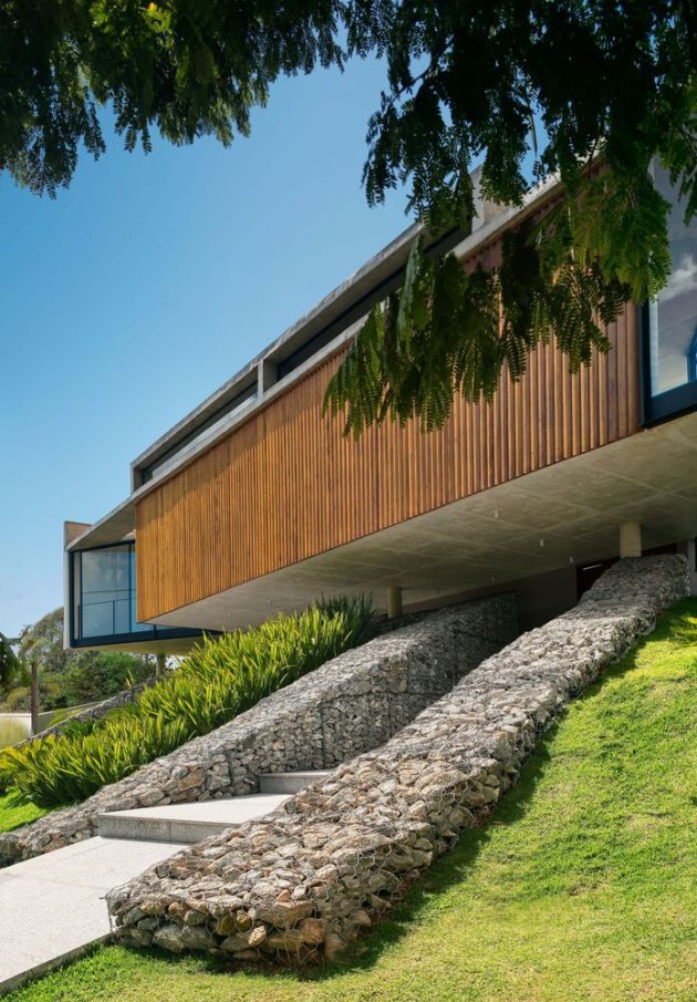 7 Patios House by TETRO Arquitetura in Alphaville, Brazil