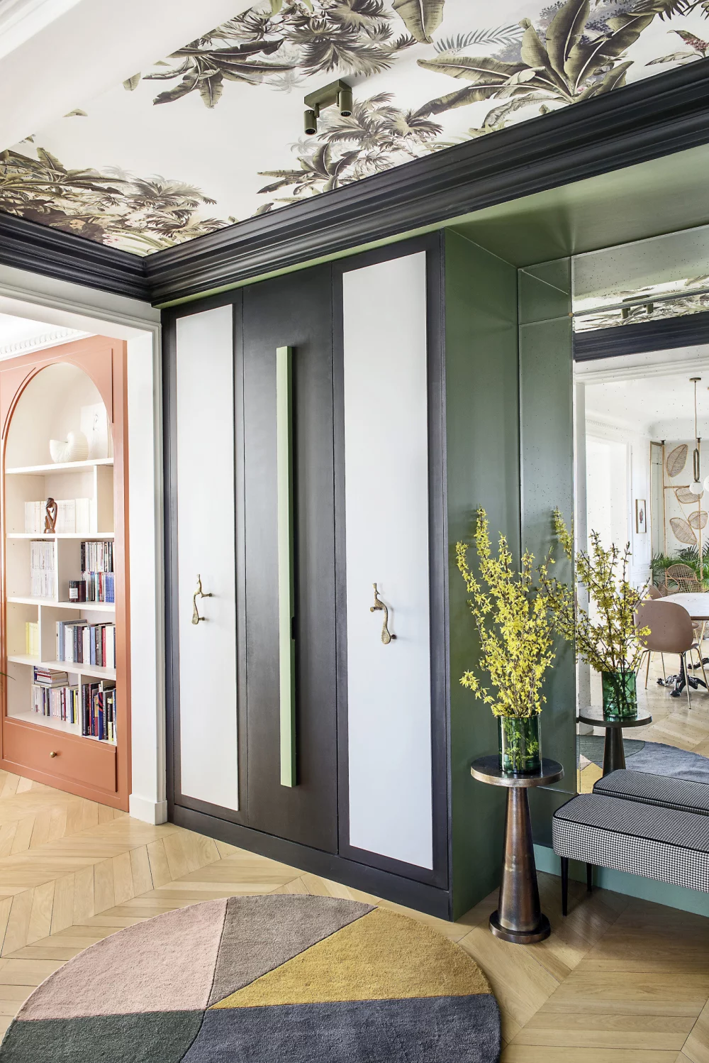 A Parisian apartment transformed by unique combinations of colors