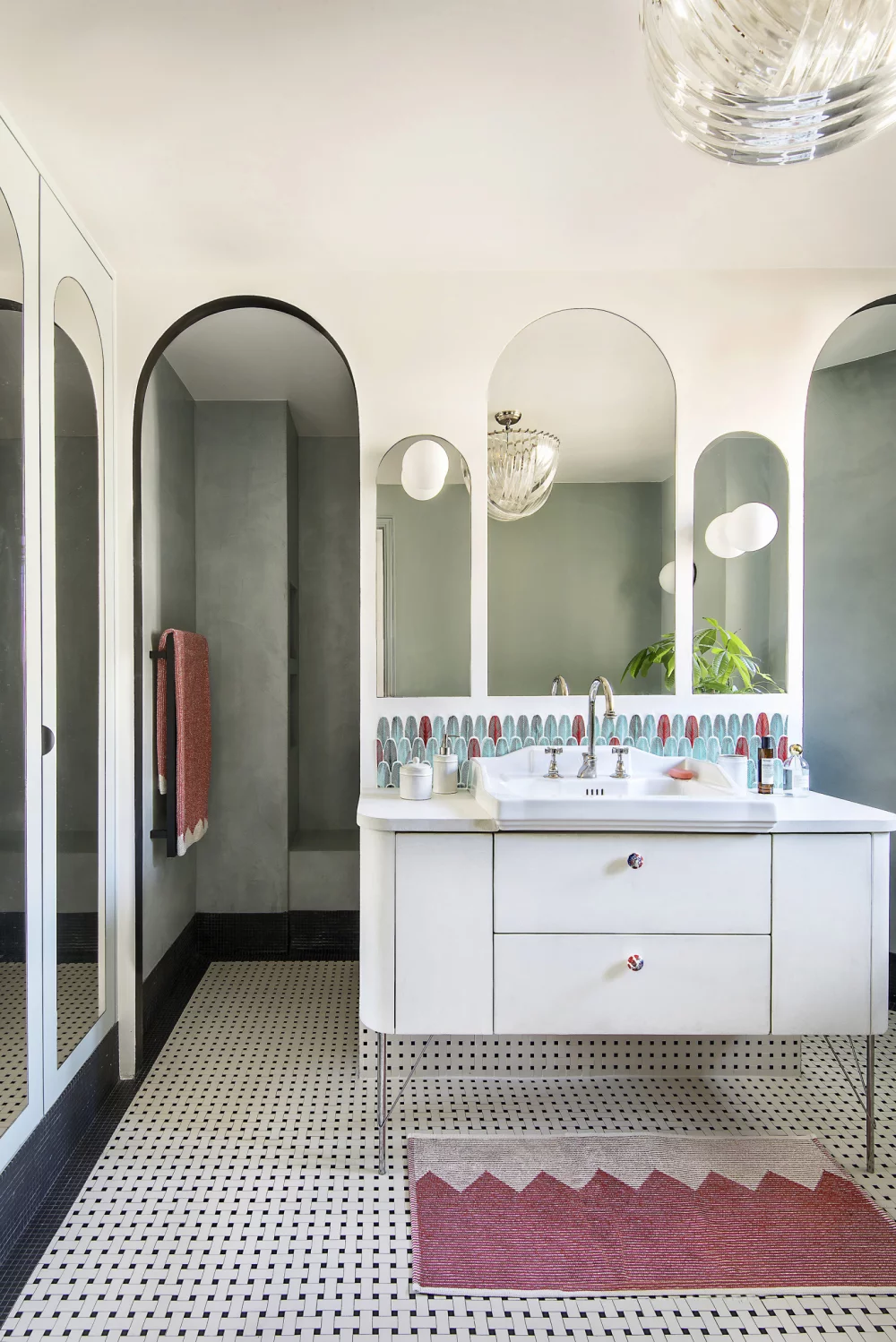 A Parisian apartment transformed by unique combinations of colors