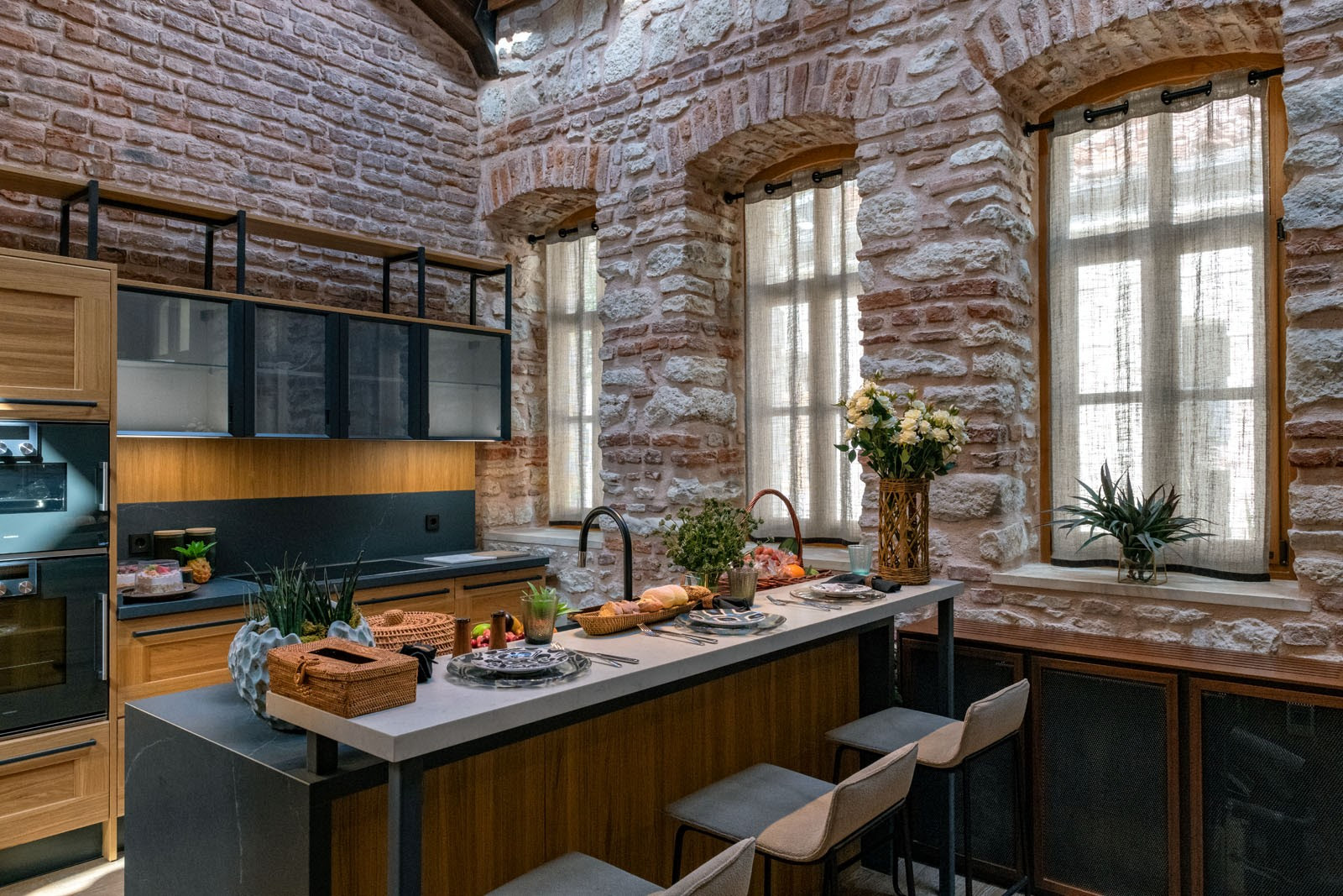 A Design That Brings The Past and The Future Together: Historical Long Building A Design That Brings The Past and The Future Together: Historical Long Building