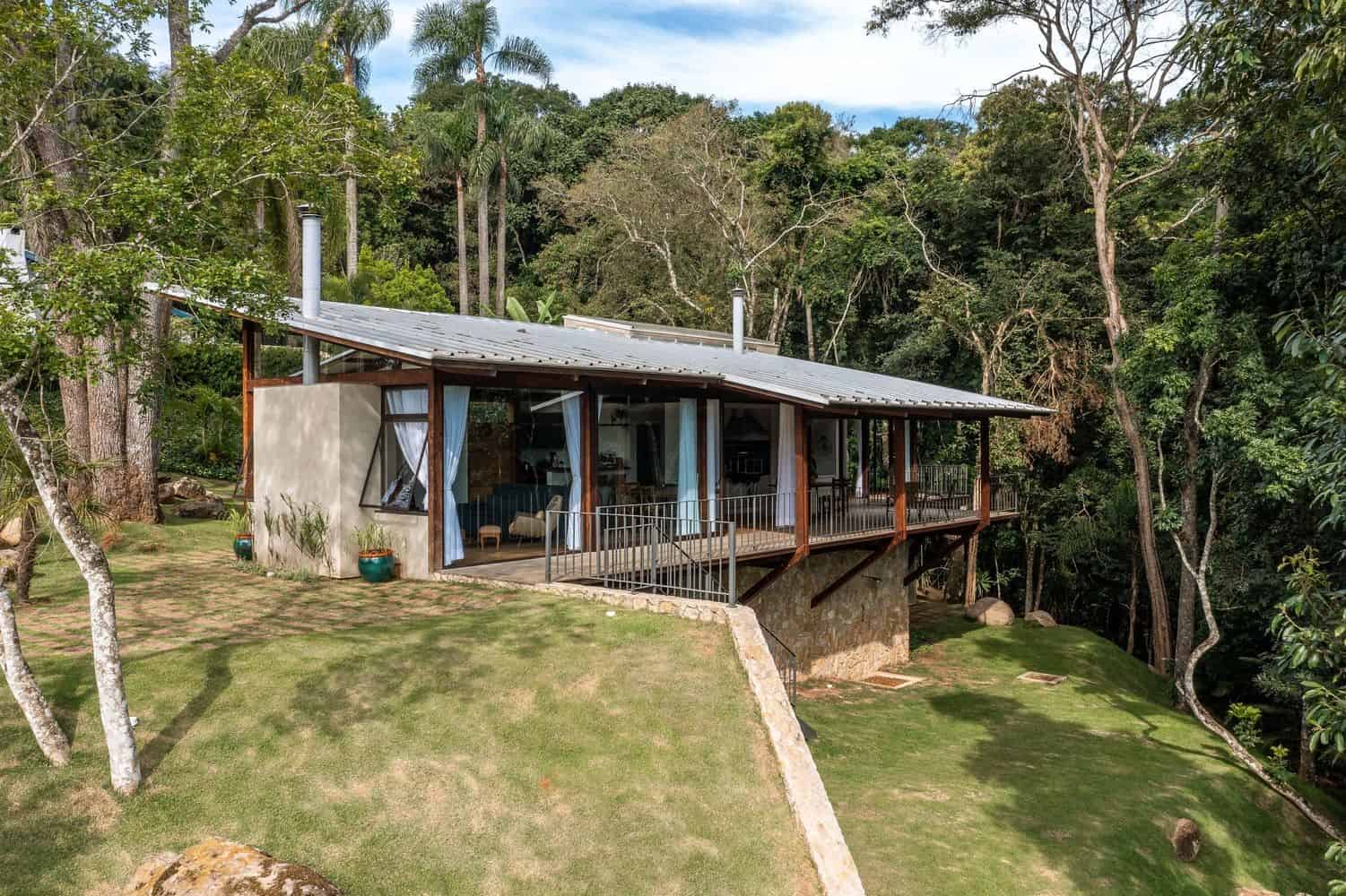 JF House by Rocco Arquitetos in Ibiuna, Brazil