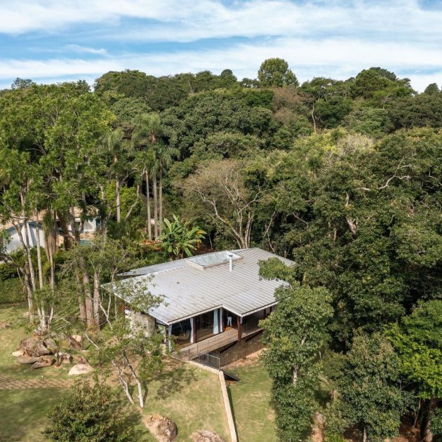 JF House by Rocco Arquitetos in Ibiuna, Brazil