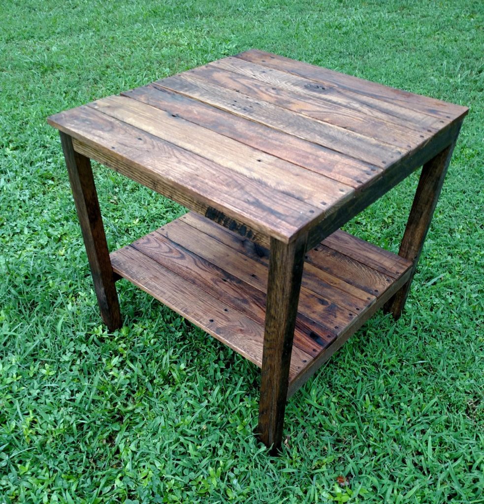 17 Farmhouse Patio Furniture Ideas Made From Pallet Wood