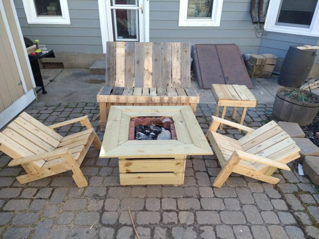 17 Farmhouse Patio Furniture Ideas Made From Pallet Wood