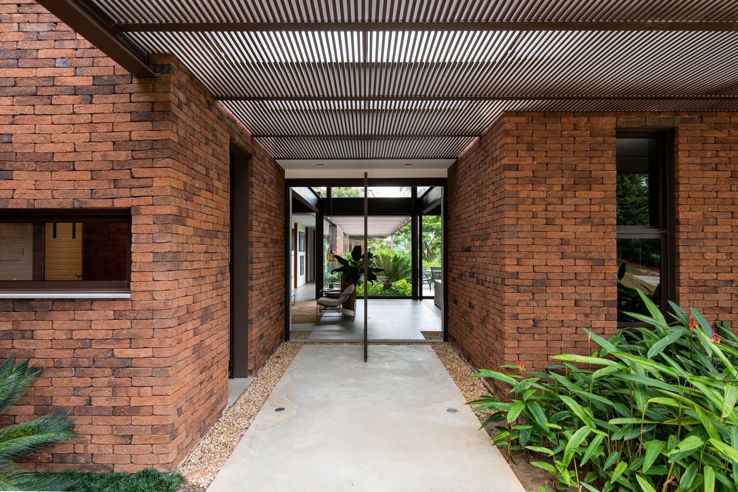 Tree House by Sala 03 Arquitetura: A Contemporary Residence Immersed in Nature Tree House by Sala 03 Arquitetura: A Contemporary Residence Immersed in Nature