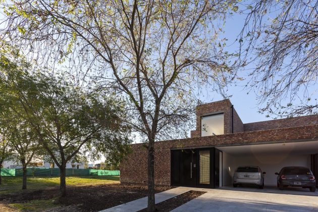 House with Bricks by Martín Aloras in Rosario, Argentina