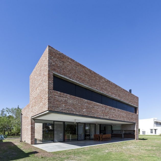 House with Bricks by Martín Aloras in Rosario, Argentina
