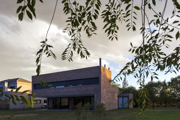House with Bricks by Martín Aloras in Rosario, Argentina