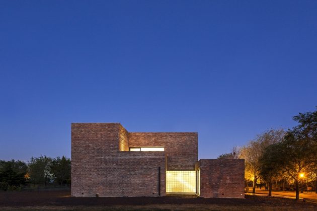 House with Bricks by Martín Aloras in Rosario, Argentina