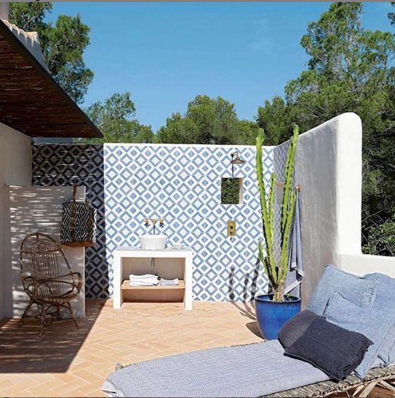 Gorgeous Outdoor Bathrooms For a Shower Under the Sun Exactly