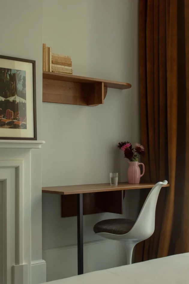 How to arrange an office area in a bedroom?