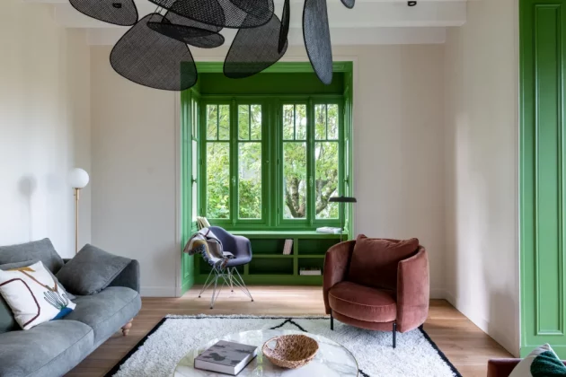 A renovated millstone house offers a real lesson in color on the banks of the Seine
