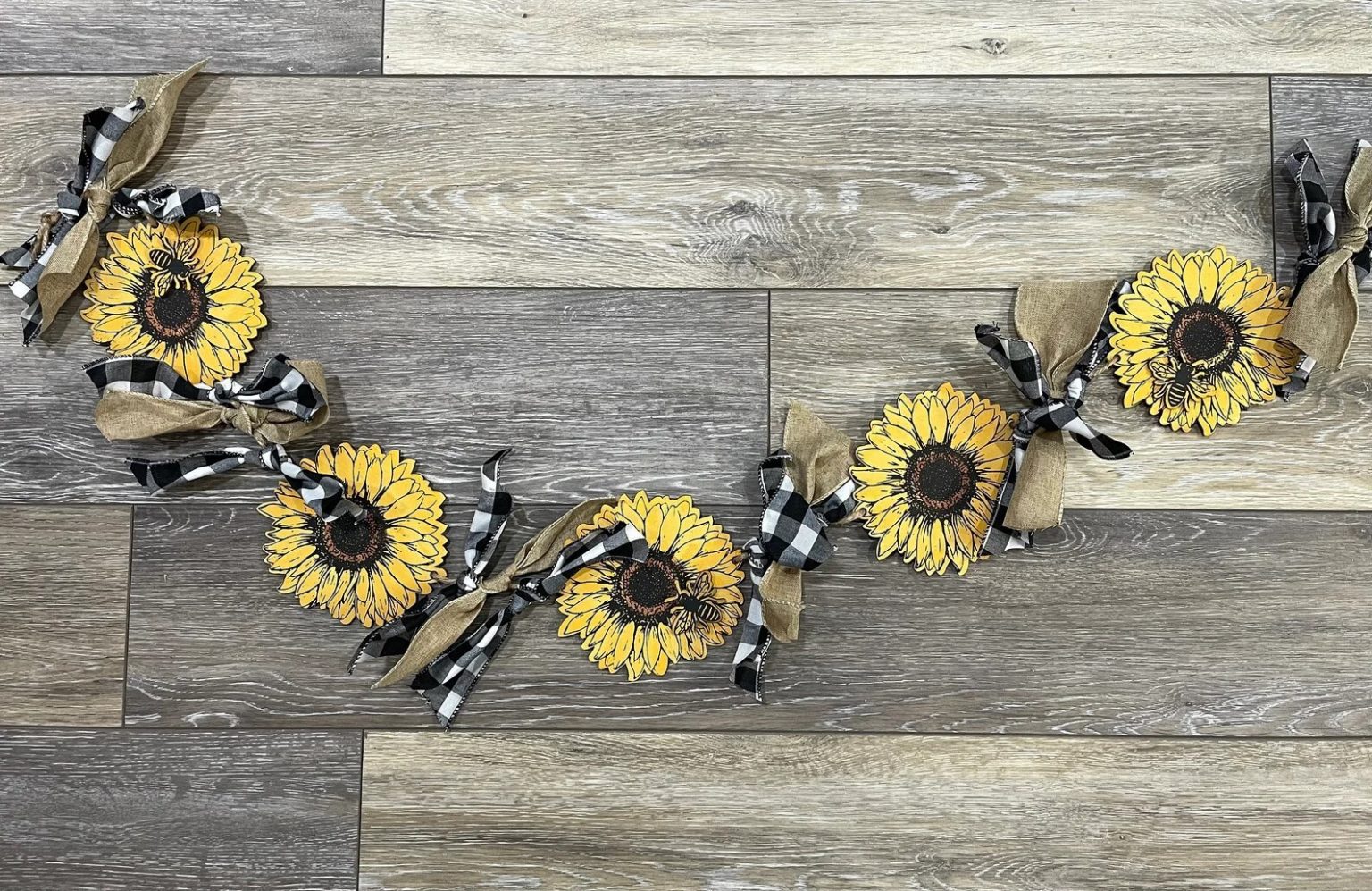 18 Fantastic Sunflower Garland Ideas You Can Add To Your Seasonal Décor
