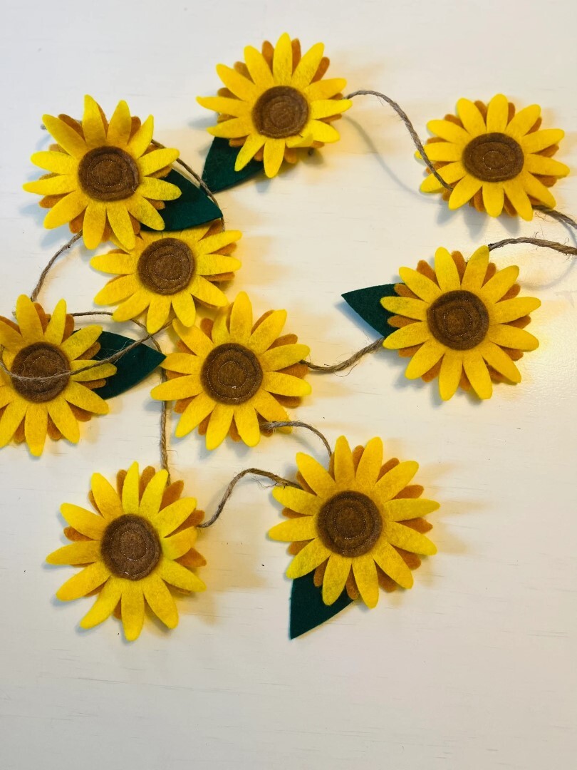 18 Fantastic Sunflower Garland Ideas You Can Add To Your Seasonal Décor