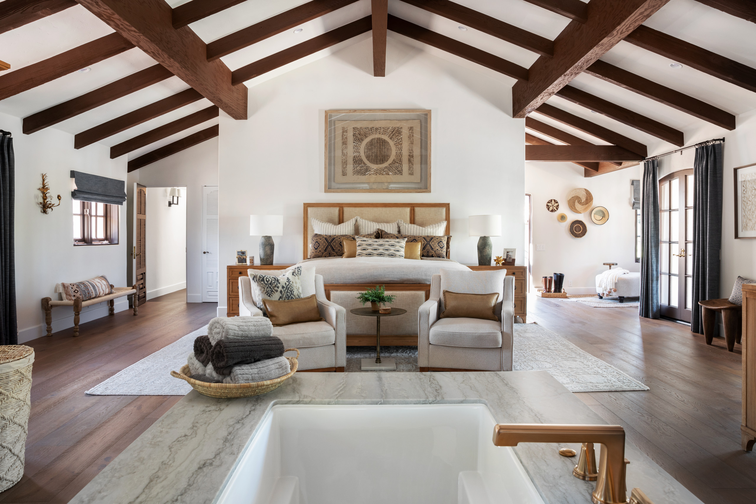 18 Majestic Mediterranean Bedroom Interiors That Will Strike You
