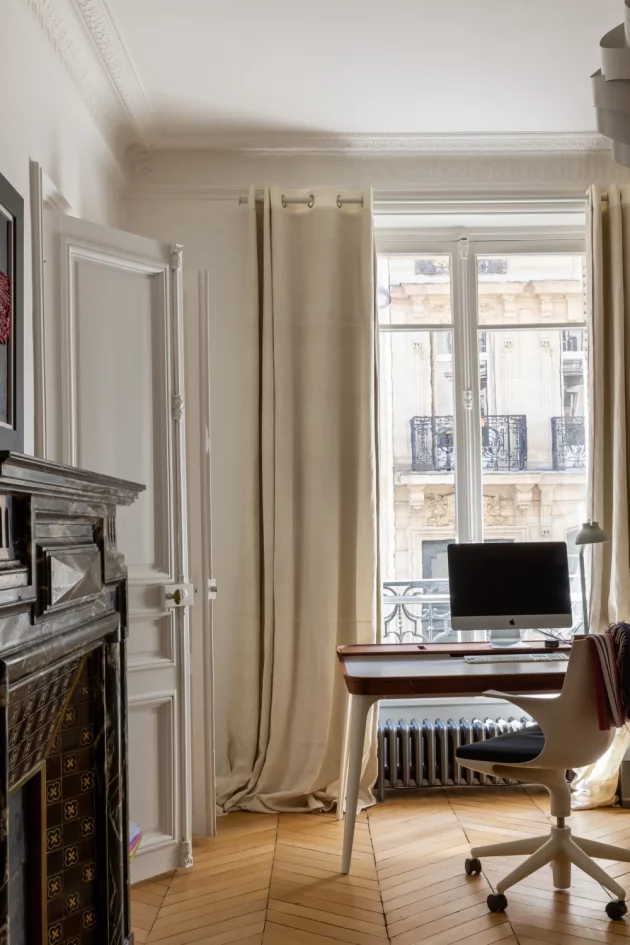 How to arrange an office area in a bedroom?