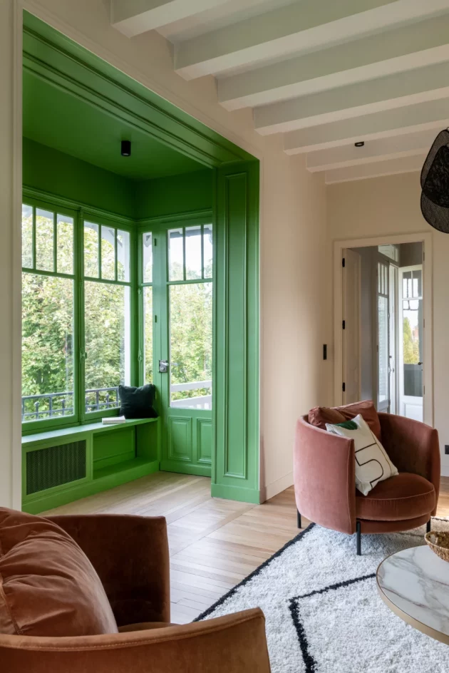 A renovated millstone house offers a real lesson in color on the banks of the Seine