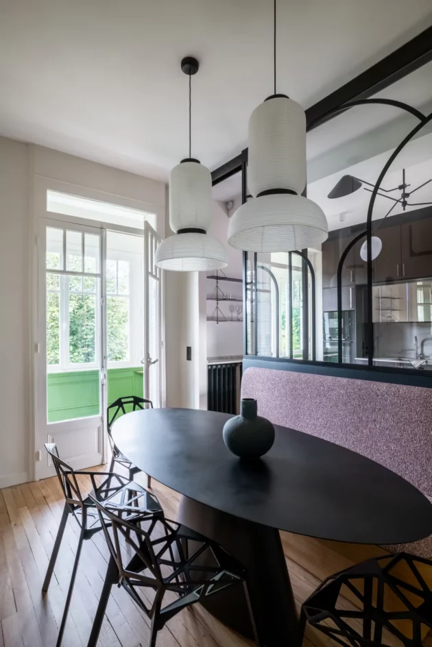 A renovated millstone house offers a real lesson in color on the banks of the Seine