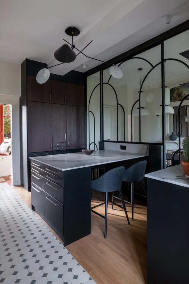 A renovated millstone house offers a real lesson in color on the banks of the Seine