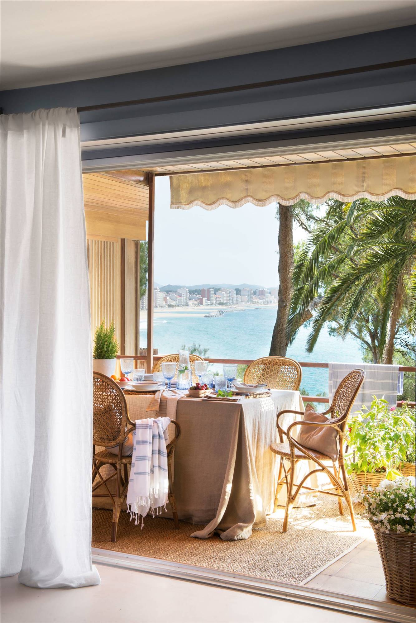 Small Outdoor Dining Rooms on Balconies, Terraces and Patios Small Outdoor Dining Rooms on Balconies, Terraces and Patios