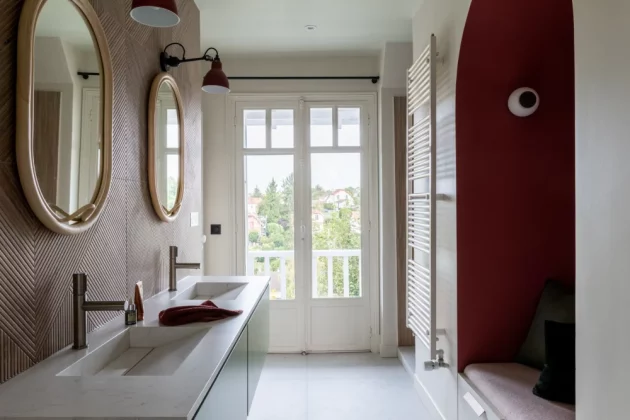 A renovated millstone house offers a real lesson in color on the banks of the Seine