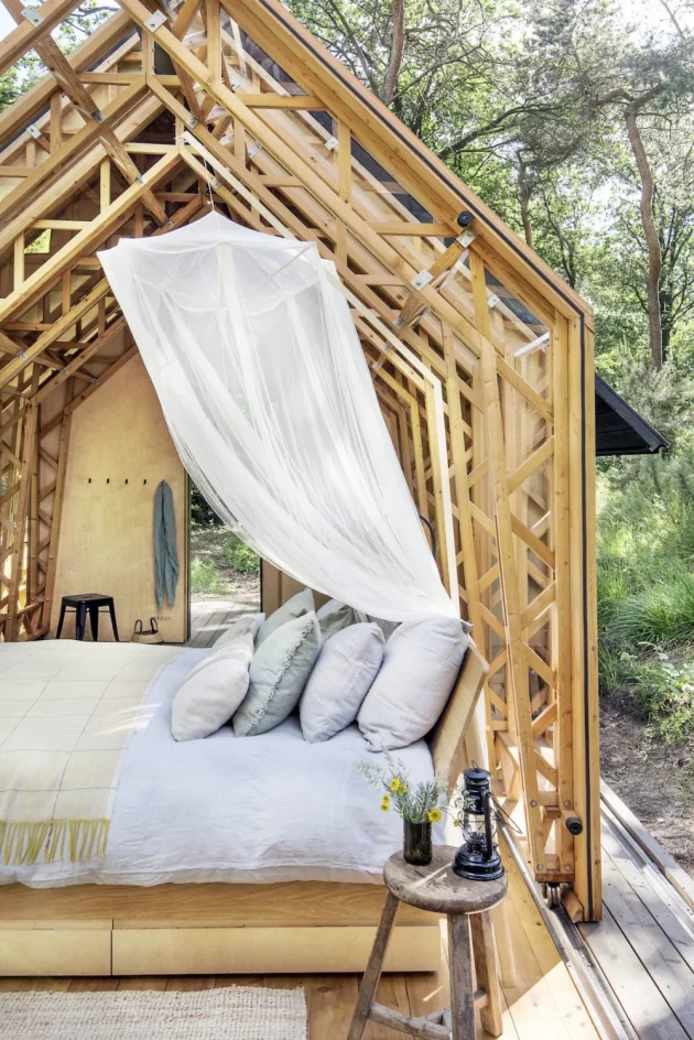 A dreamy wood and glass cabin for outdoor living