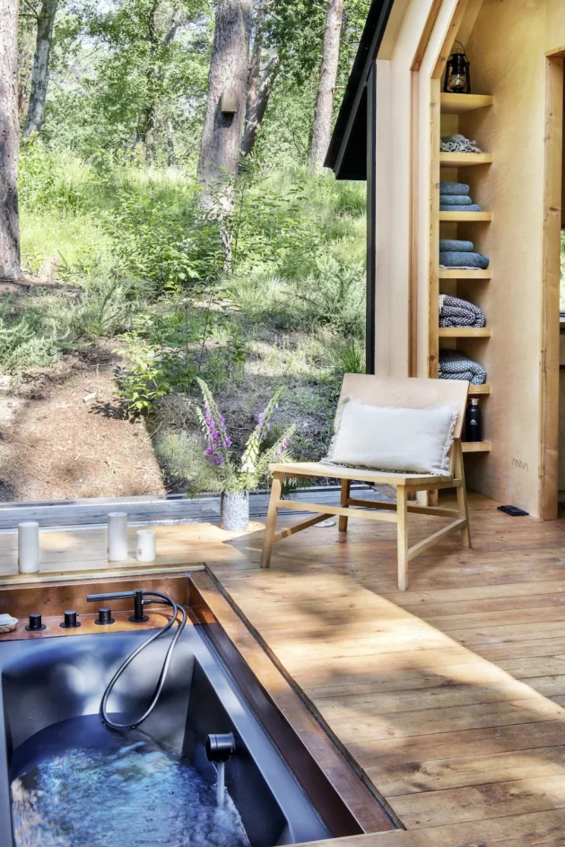 A dreamy wood and glass cabin for outdoor living