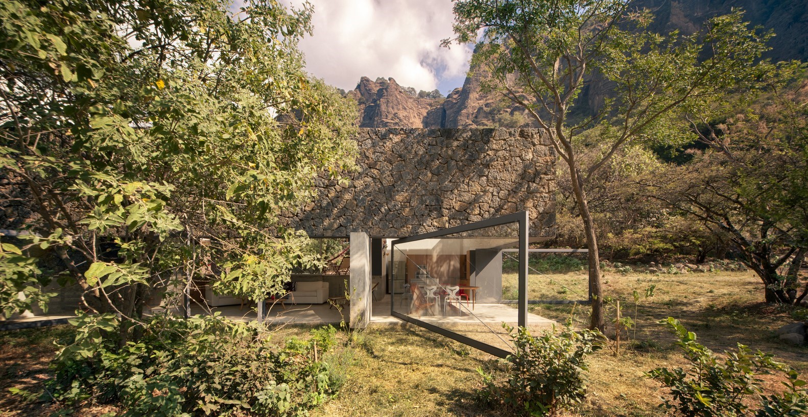 Casa Meztitla by EDAA in Tepoztlan, Mexico Casa Meztitla by EDAA in Tepoztlan, Mexico