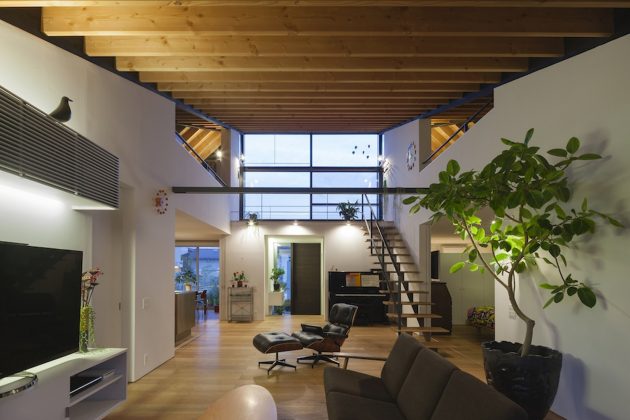 House with a Large Hipped Roof by Naoi Architecture & Design Office in Japan
