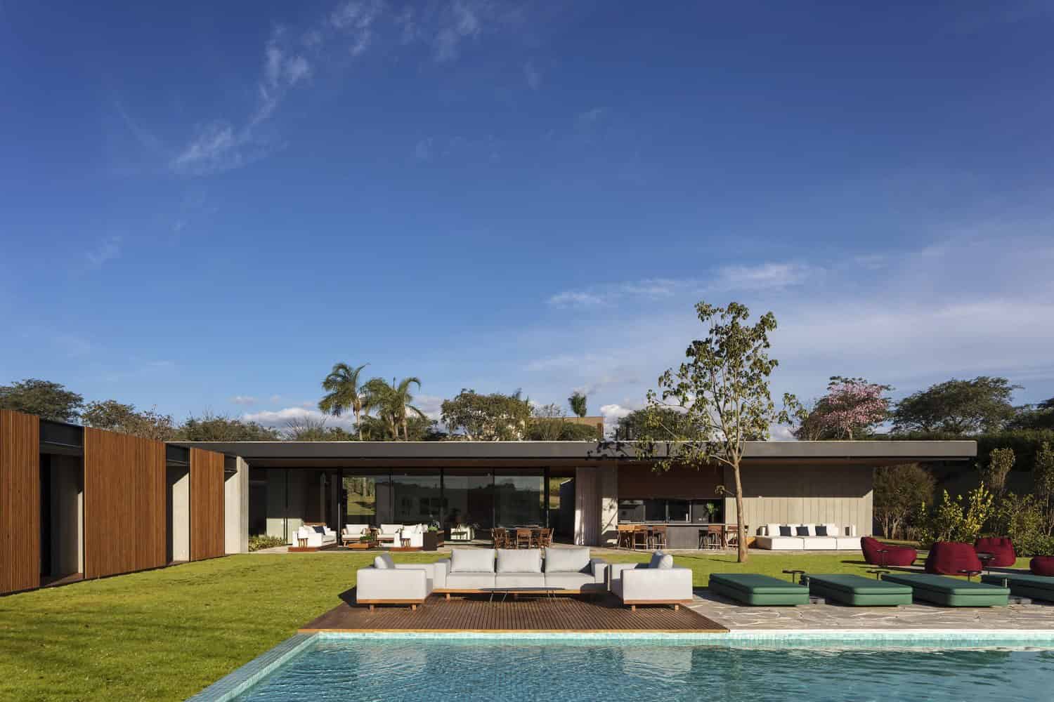 Metálica House by Matheus Farah + Manoel Maia Arquitetura in Brazil