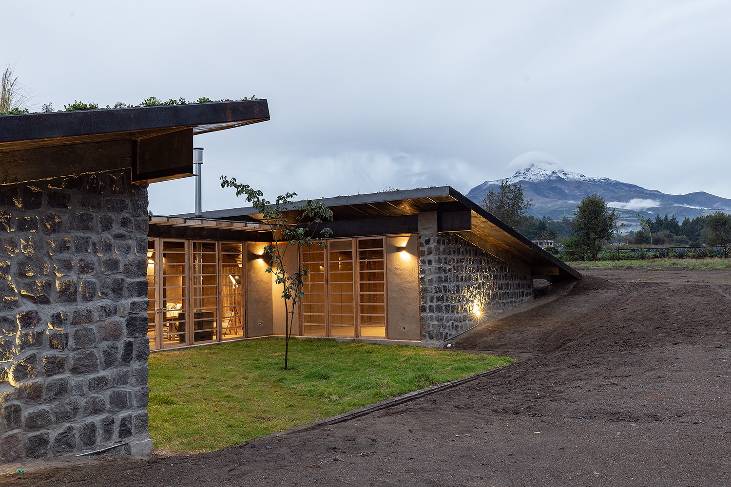 Patios House by RAMA Estudio in Cotopaxi, Ecuador Patios House by RAMA Estudio in Cotopaxi, Ecuador