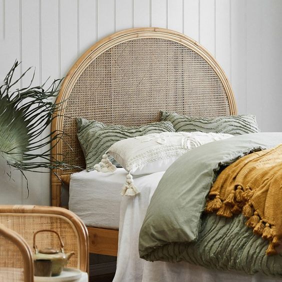 Una cama verde relajante y elegante para el dormitorio