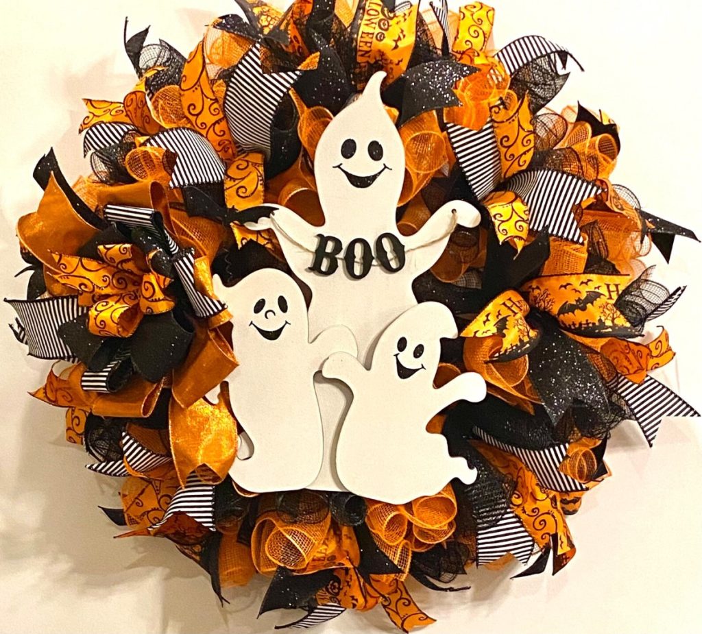 15 Unbelievable Ghost Wreath Designs For Halloween