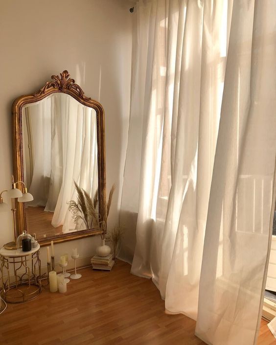 Golden mirror: selection tips and 9 ideal inspirations