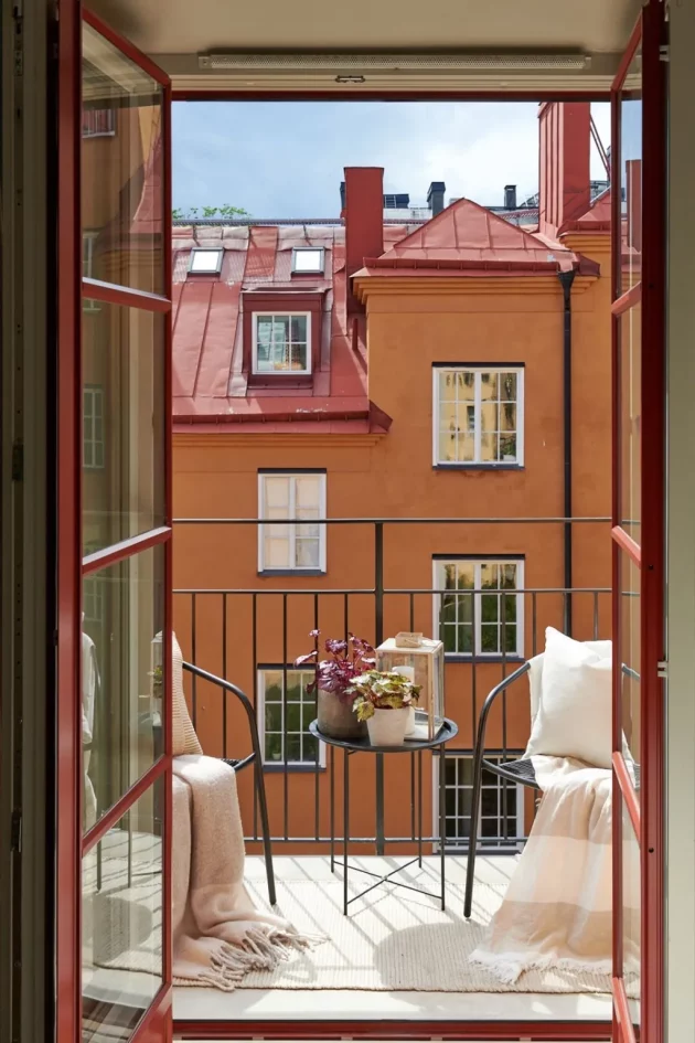 Amplio y luminoso ático sueco con grandes ventanales que dan a la terraza