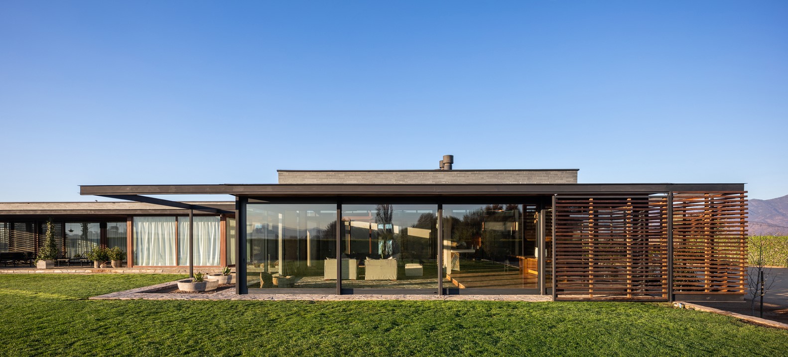 Extension in Isla Maipo by Pedro Ruiz + Benjamín Smart in Chile Extension in Isla Maipo by Pedro Ruiz + Benjamín Smart in Chile