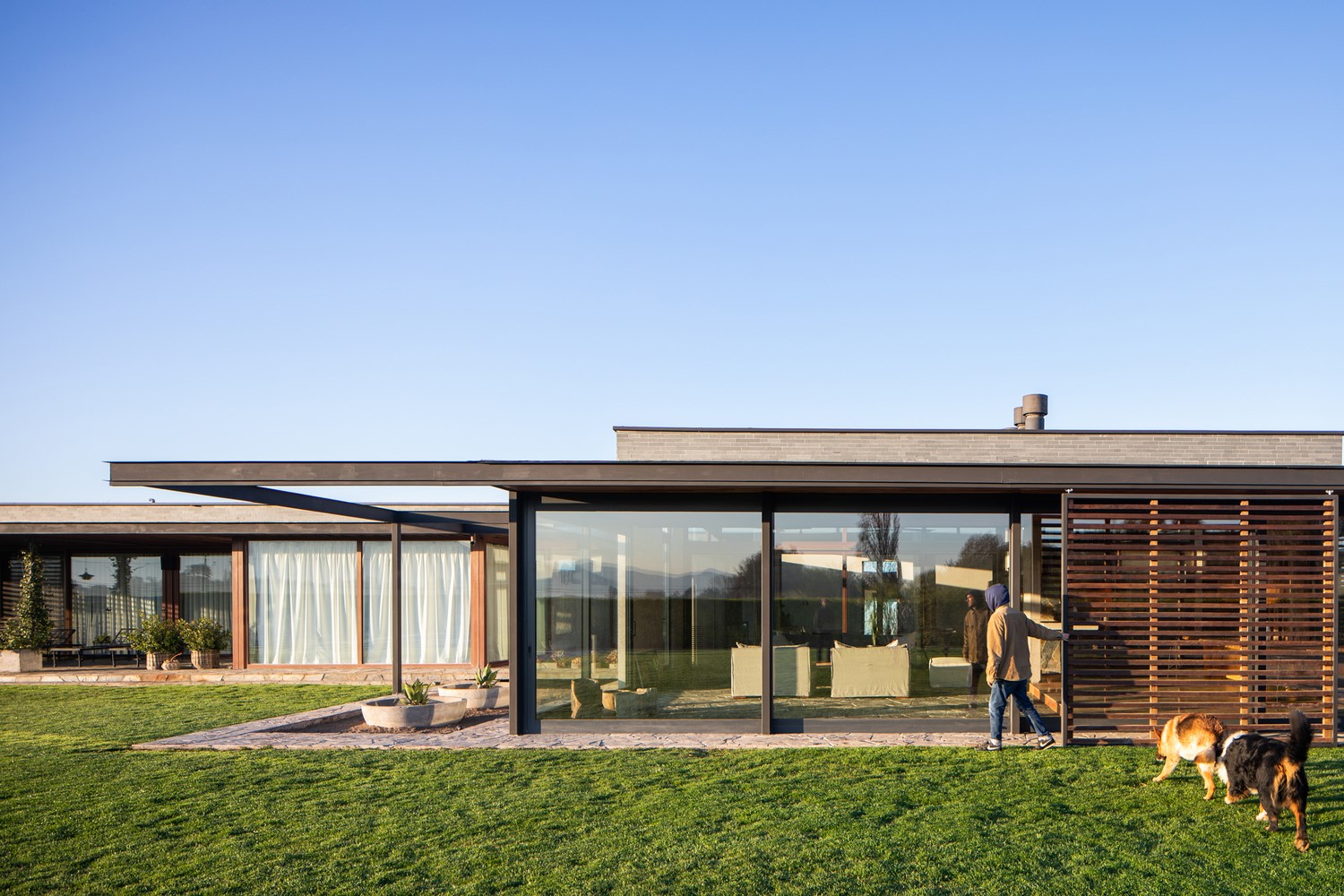 Extension in Isla Maipo by Pedro Ruiz + Benjamín Smart in Chile Extension in Isla Maipo by Pedro Ruiz + Benjamín Smart in Chile