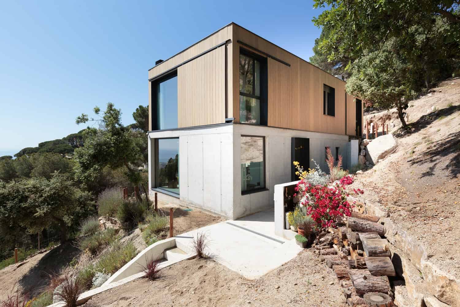 Premiá de Dalt House by ALVMTR + Alejandro Suarez in Barcelona, Spain