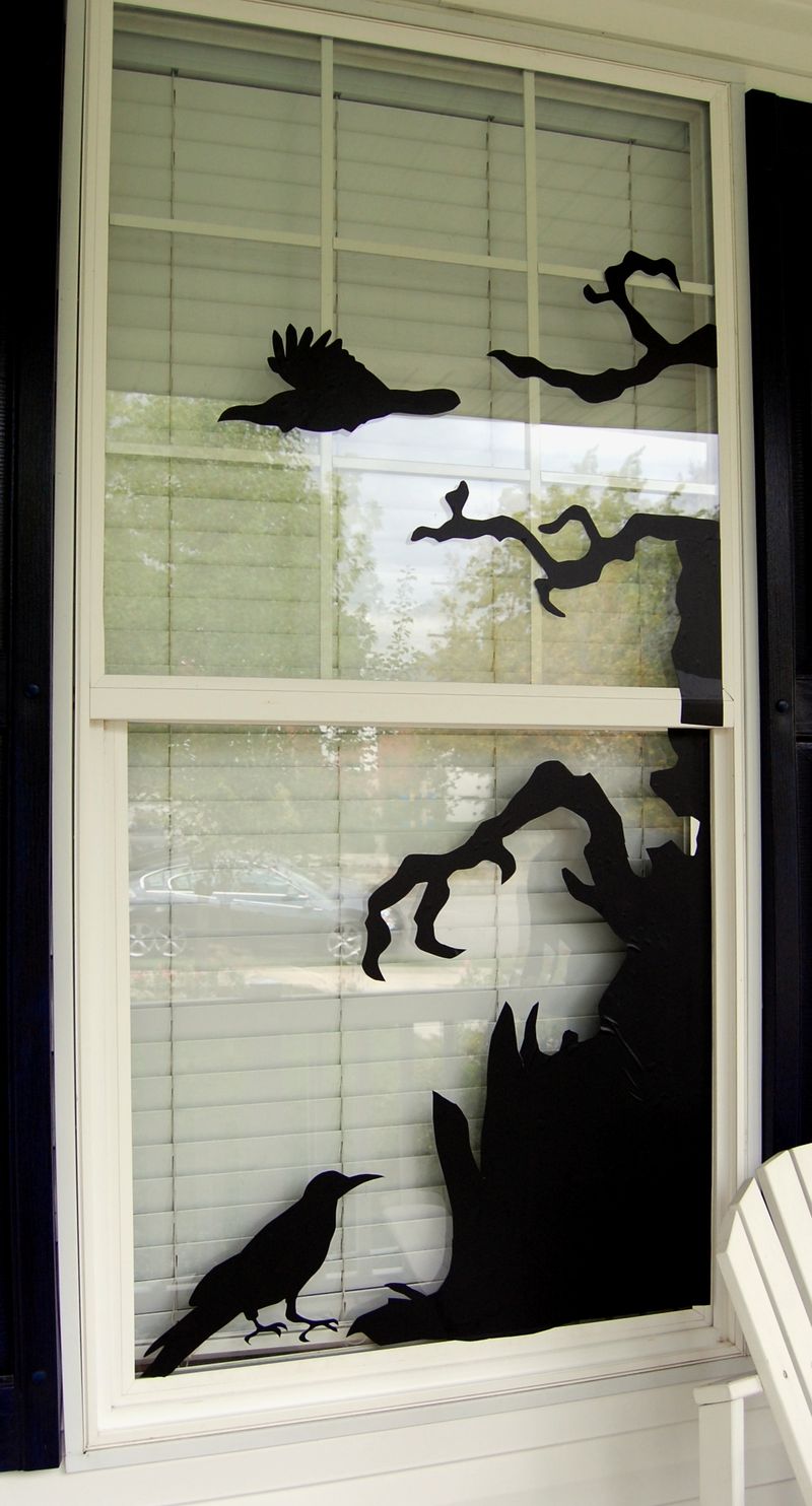 12 Fantastic DIY Halloween Window Décor Ideas