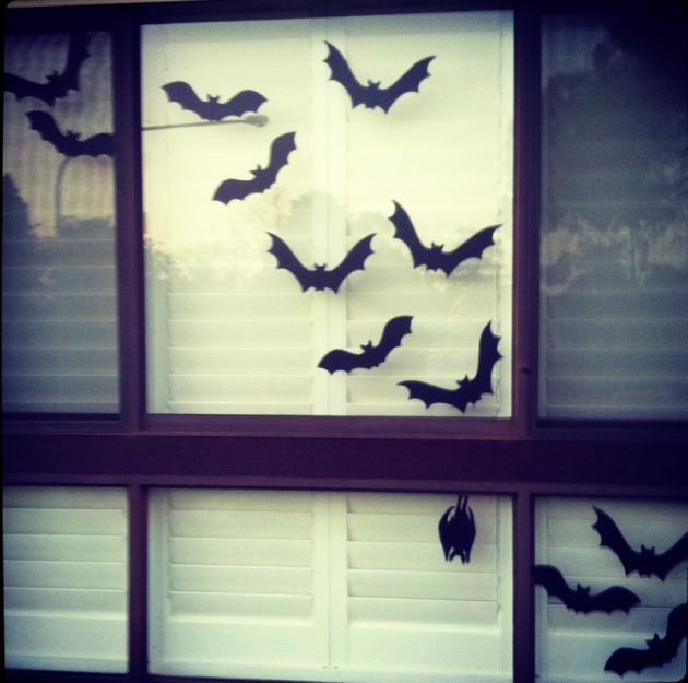 12 Fantastic DIY Halloween Window Décor Ideas