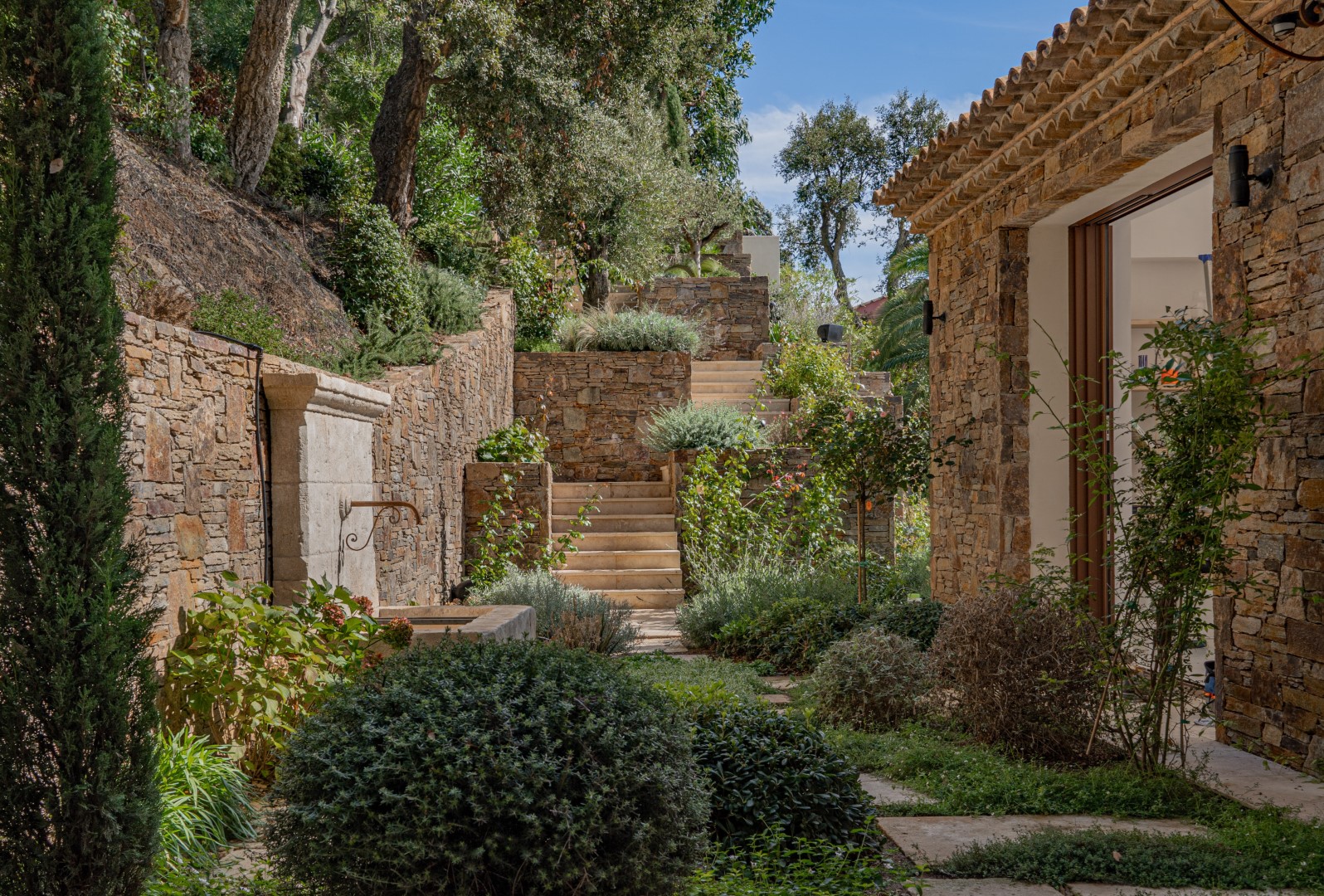 15 Fantastic Mediterranean Landscape Designs That Will Take Your Breath Away