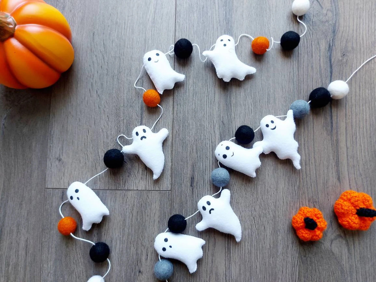 17 Spooktastic Halloween Garland Designs You Will Want