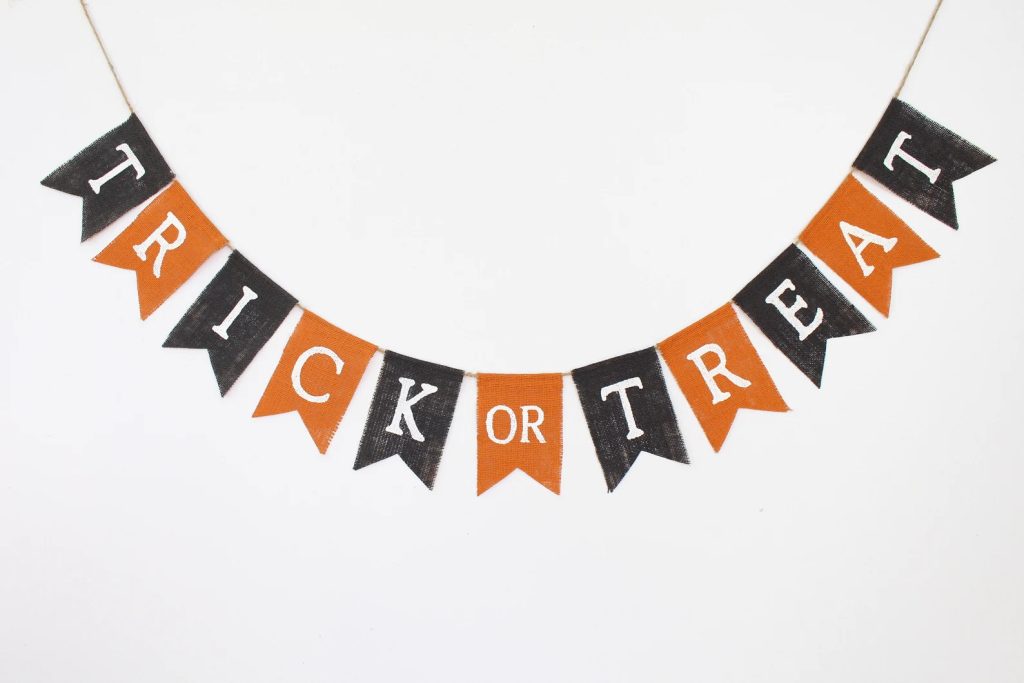 17 Spooktastic Halloween Garland Designs You Will Want