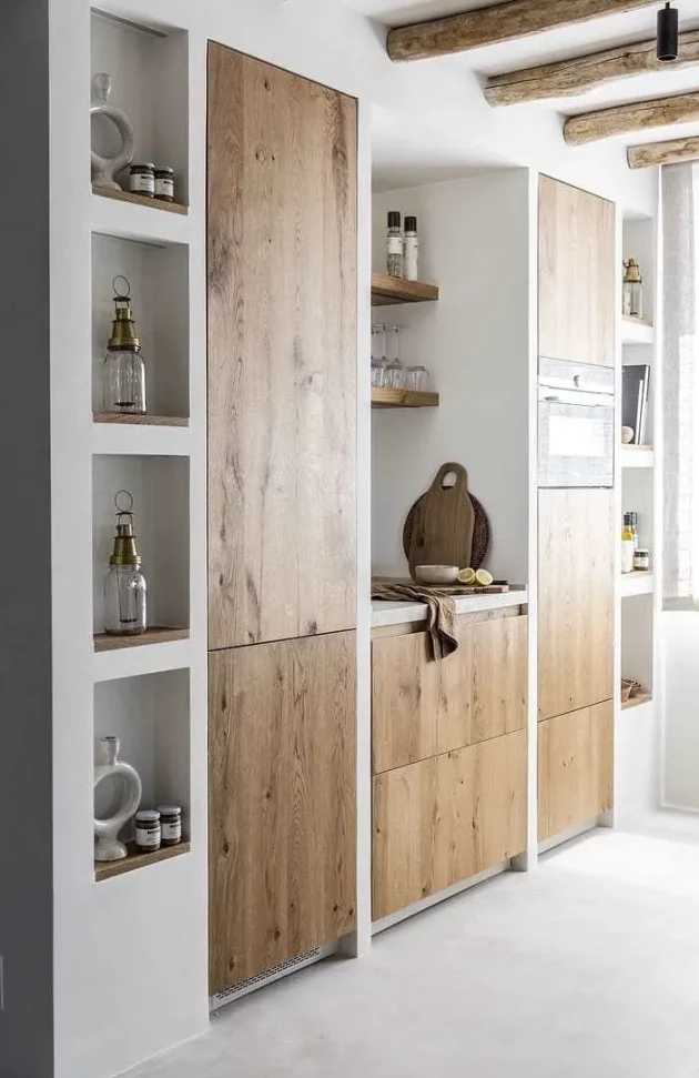 Microcement and natural wood to renew the Mediterranean style